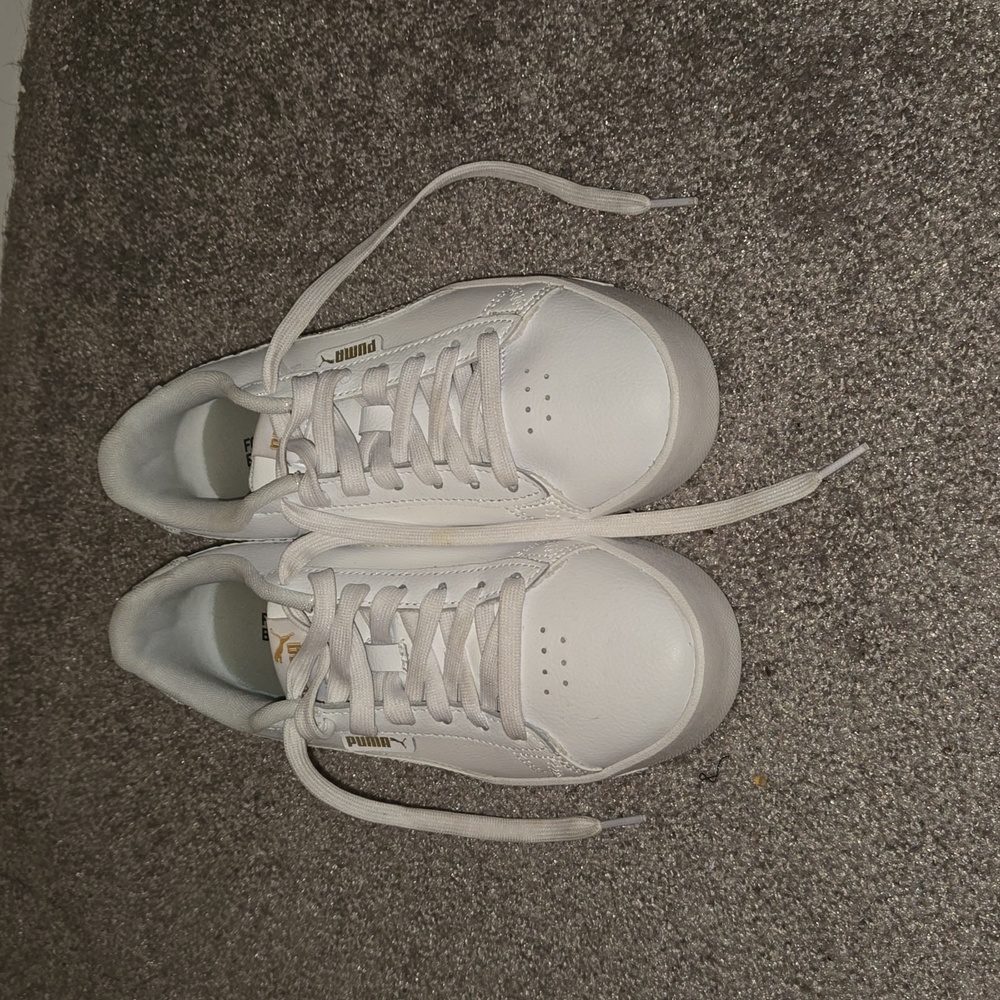 White, low-top Pumas